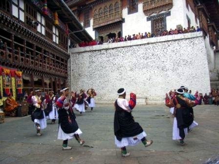 Bhutan - Taniec Mnichów podczas Festiwalu Trongsa Bhutan - Taniec Mnichów podczas Festiwalu Trongsa